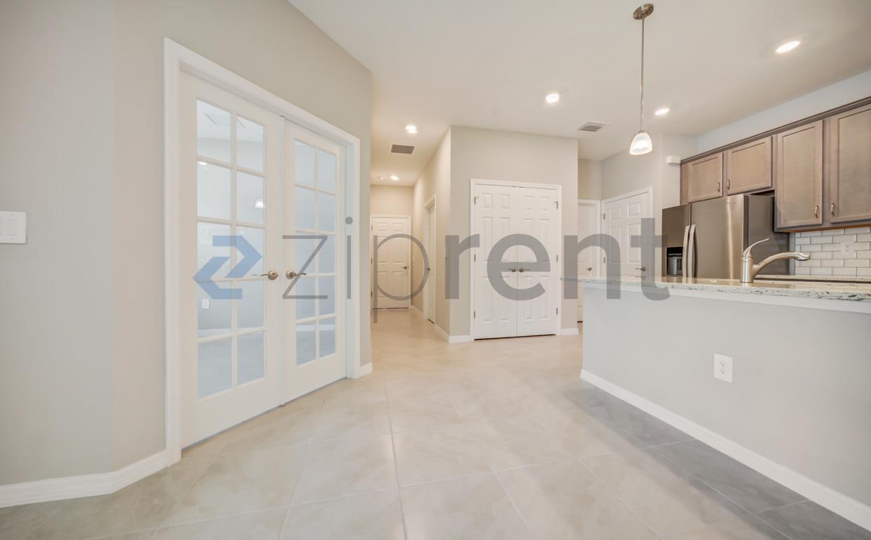 Building Photo - 1126 S Town and River Dr