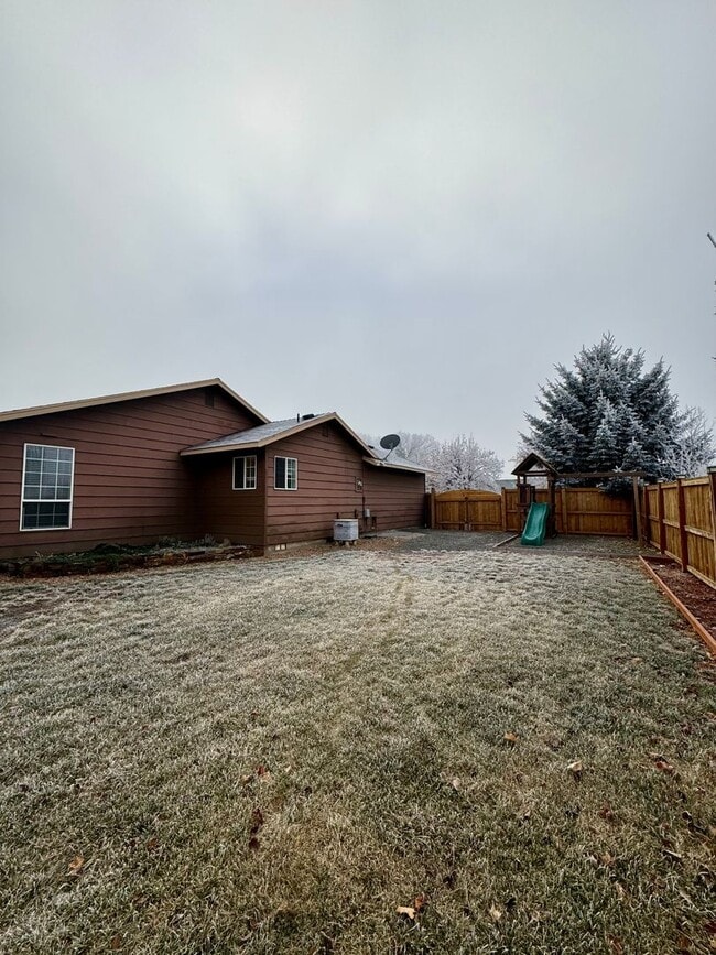 Building Photo - Adorable Home in SW Redmond with Huge Back...