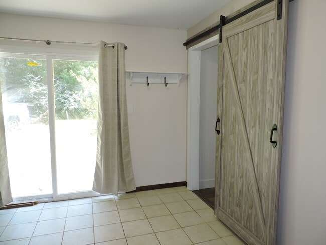 Building Photo - Convenient to schools, shopping & interstate.