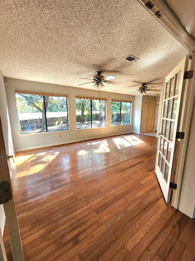 Building Photo - Open Floorplan, 3BD/3Bath with a Huge Sunr...
