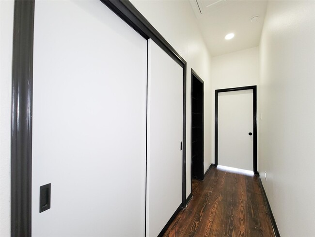 Building Photo - 1904 Davis St