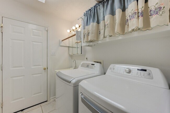 Building Photo - 9026 Robinhoods Well Dr