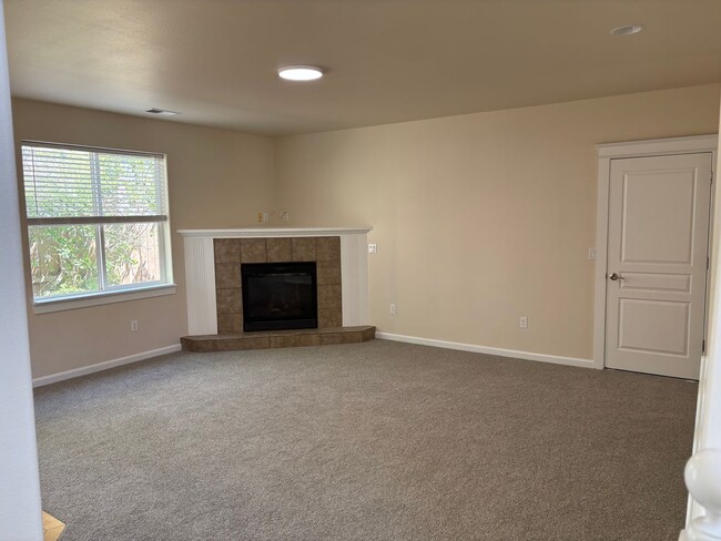Building Photo - Newly updated home in SW Bend with large bonus room and corner lot!