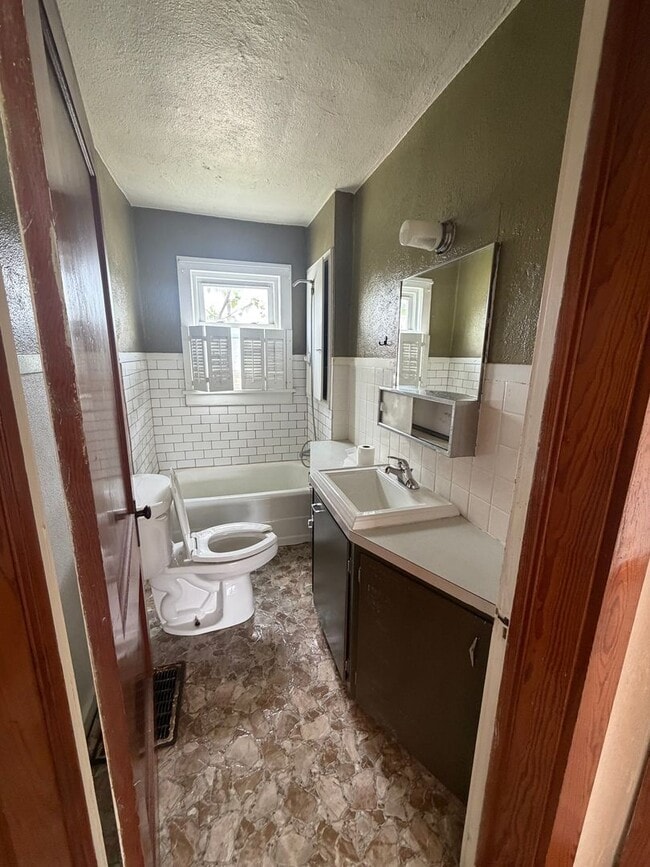 Building Photo - 3 Bed 2 Bath - Cassville
