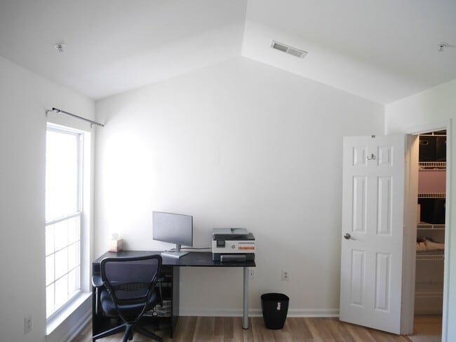 Building Photo - 2 Bedroom Condominium in Sought After Comm...