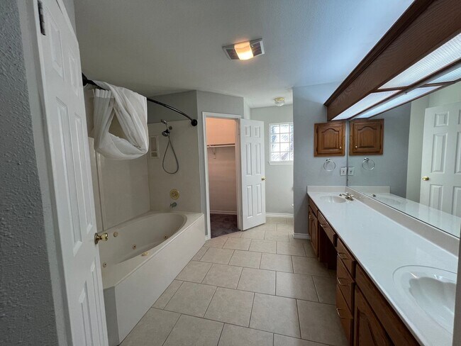 Building Photo - Awesome 4 bdrm/2.5 ba in La Brisas