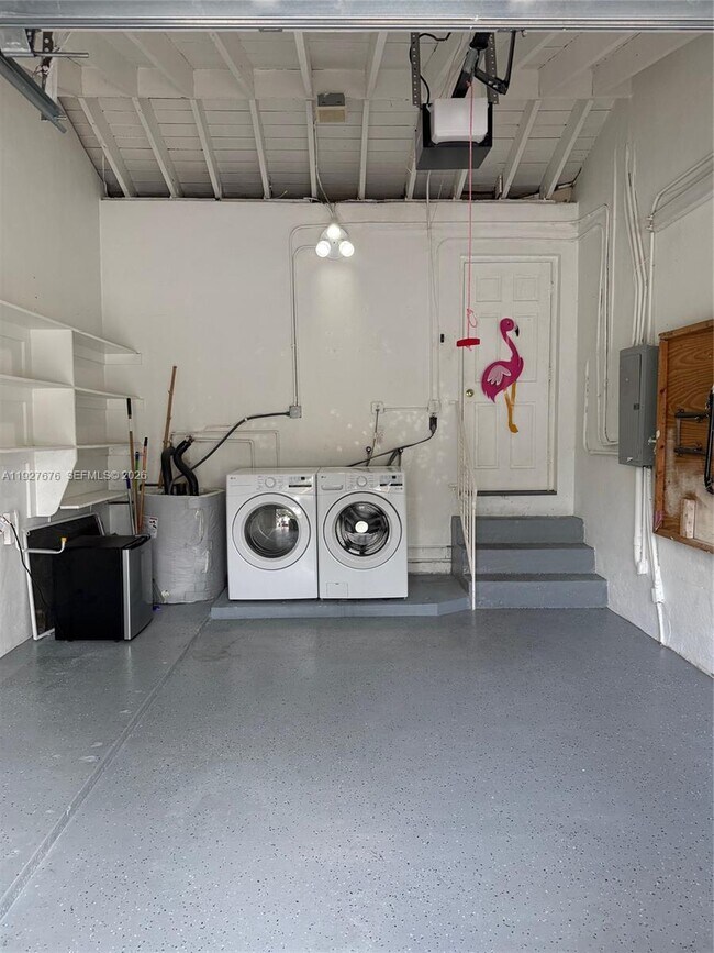 Building Photo - 819 Capri St