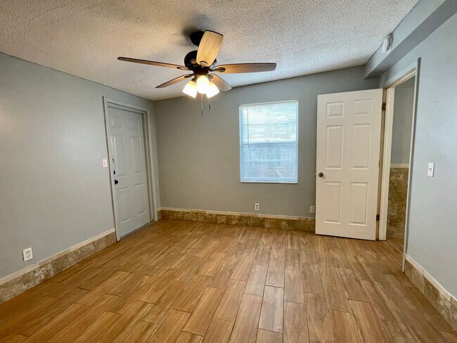 Building Photo - Sunny Lakes