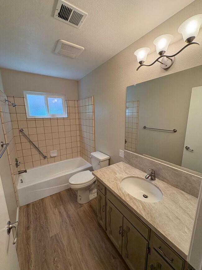 Building Photo - Beautiful Home with solar Rent Ready!