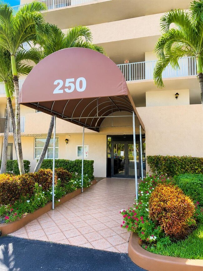Building Photo - 250 Jacaranda Dr