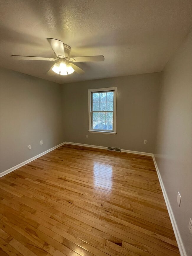 Building Photo - Beautiful custom built 5 bed 4 bath home with finished basement ready for you to move-in!