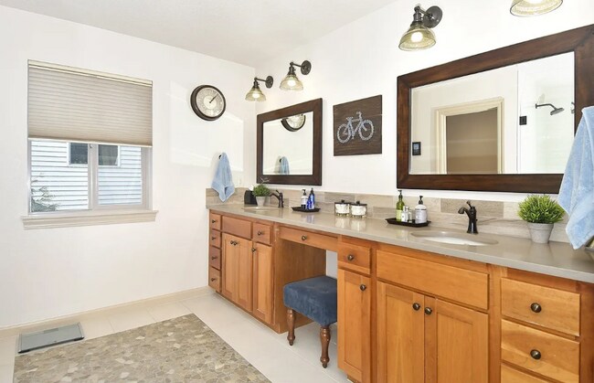 Building Photo - Spacious Single Family Home