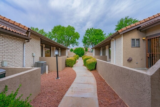 Building Photo - Spacious Updated Townhome in Downtown St. ...