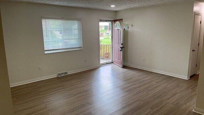 Building Photo - 621 Waneta Ave