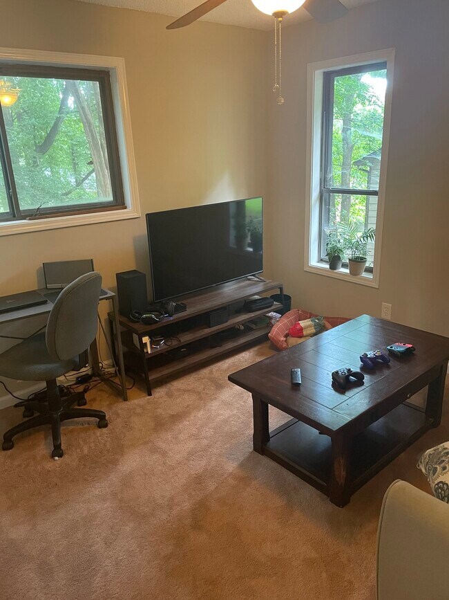 Building Photo - 1543 Hillhaven Dr