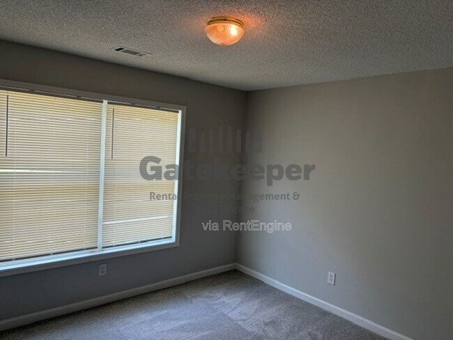 Building Photo - 3161 Glen Hollow Dr