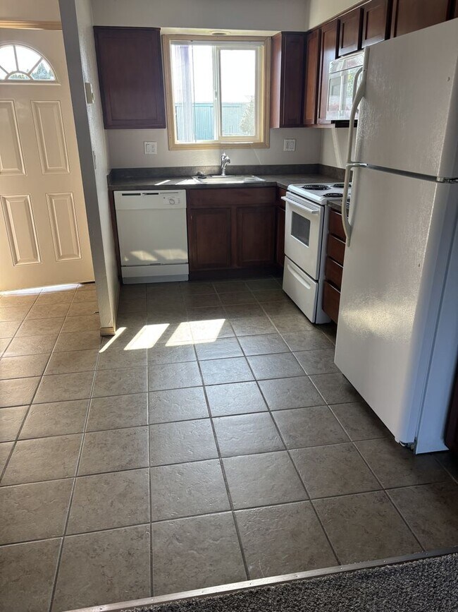 Building Photo - REDUCED RENT & 1ST  FULL  MONTH'S  RENT  FREE  |  Pets Welcome!  |  NO monthly Pet Rent  | Showin...