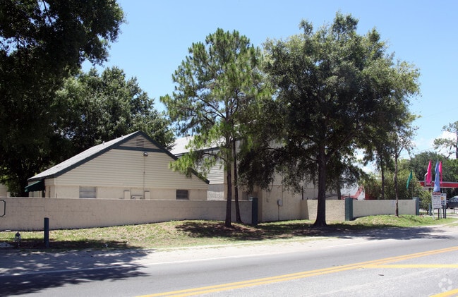 Building Photo - Tampa Pines