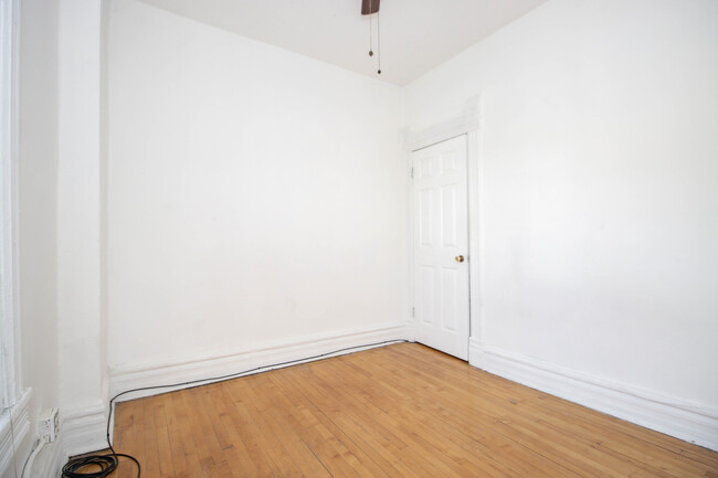 Building Photo - 921 S Laflin St