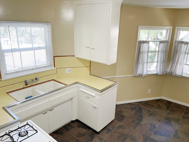404 Landfair Avenue #2, Westwood, CA 90024 - Kitchen - 400 Landfair Ave