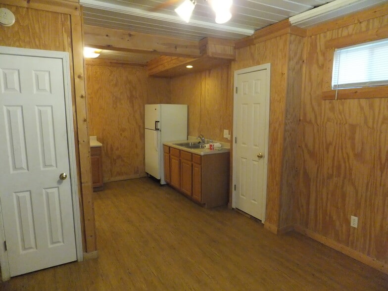 Kitchen - 1401 University Ave