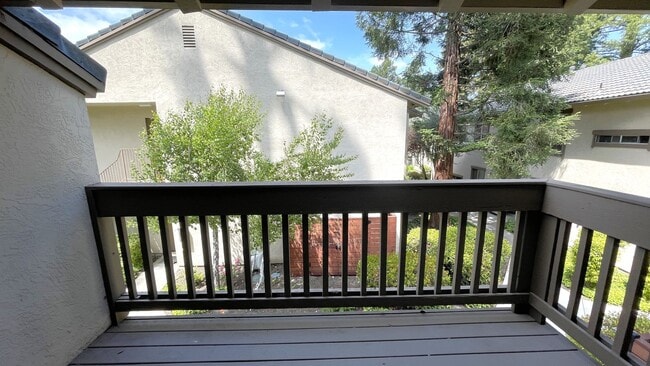 Building Photo - Walnut Creek! 1 bedroom 1 bath  excellent location walk to Bart & Bay Club, minutes to Downtown!