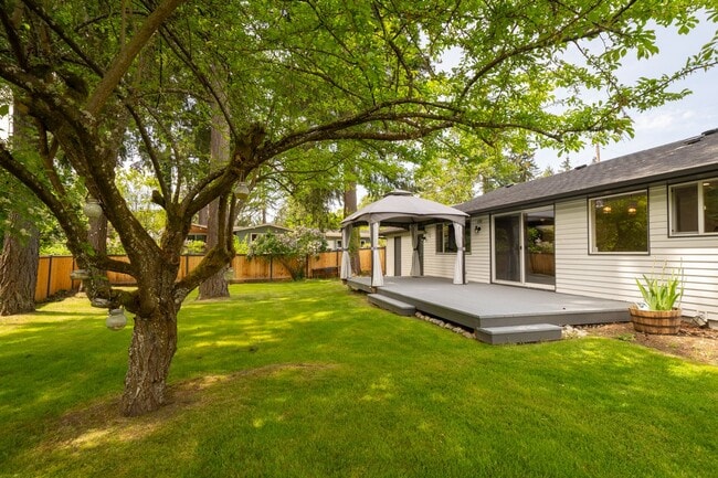 Building Photo - Beautifully updated 3 bed 3 bath Steilacoo...
