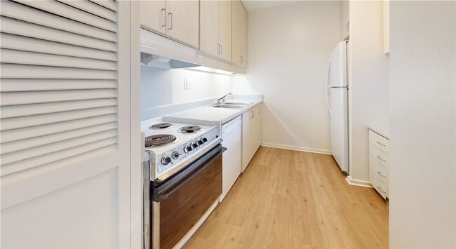 Building Photo - Central Location. Penthouse Condo. Split AC