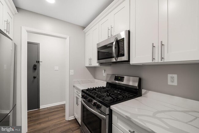 Building Photo - 3860 Lyndhurst Dr