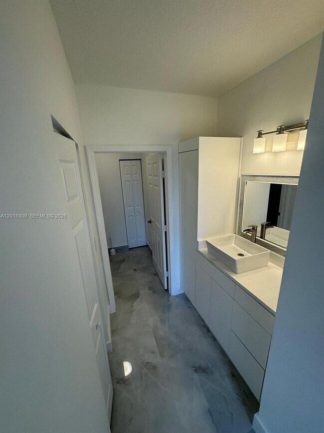 Building Photo - 5090 SW 136th Ave