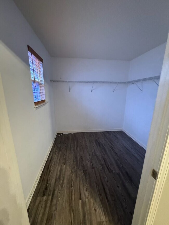 Building Photo - Charming and Spacious 3BR 2BA Home w/ Full Kitchen Suite + Garage + Optional Boat Launch Access i...