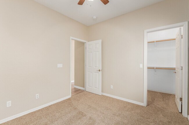 Building Photo - Spacious 4 bedroom home with full bath and...