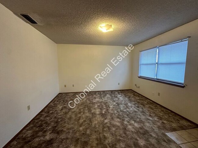 Building Photo - 2 Bedroom/1 Bathroom Apartment