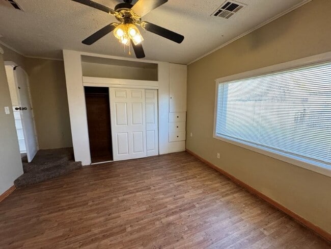 Building Photo - 3 bed 2 bath 1 car carport, new paint, wood floors, ready for move in!