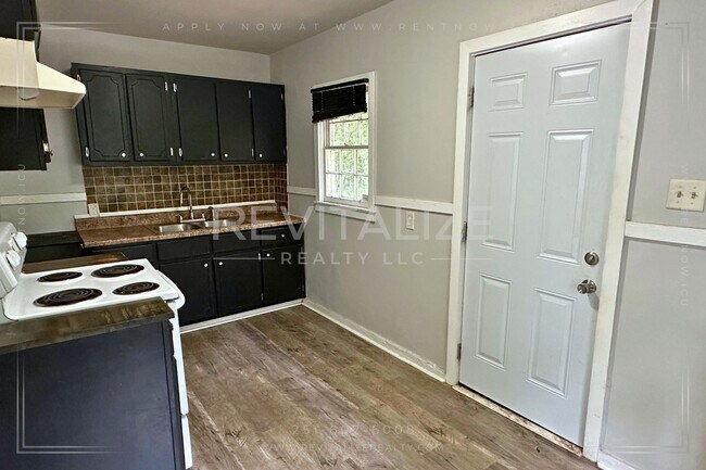 Building Photo - 2 Bed 1 Bath Home Close to Interstate Access!