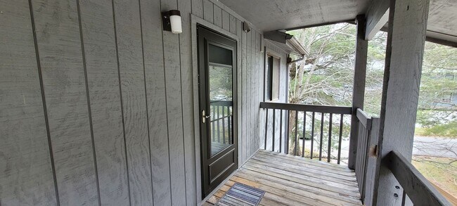 Building Photo - 523 Meadowview Dr