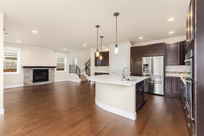 Building Photo - Gorgeous Tons of Upgrades 3 Bedroom Loft &...