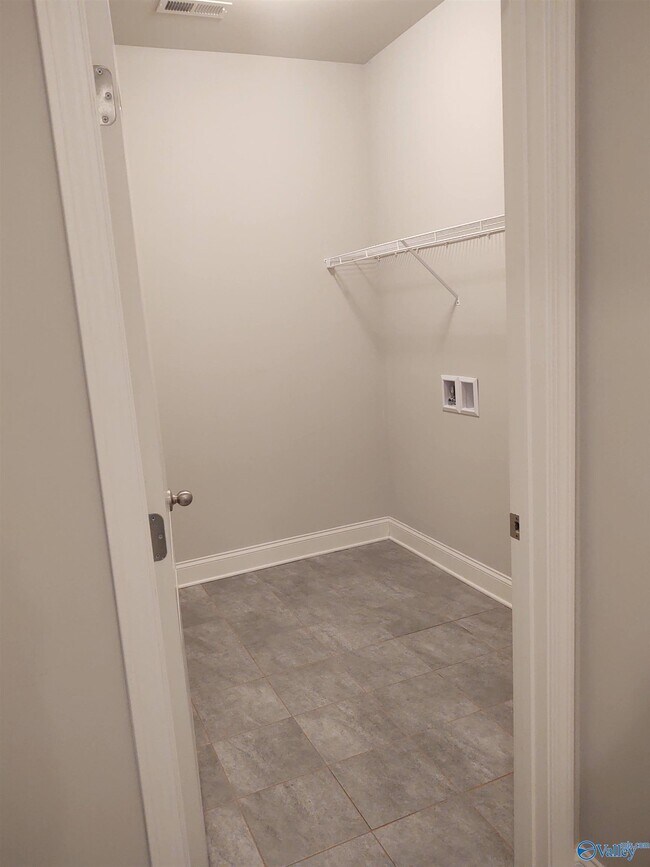 Building Photo - 105 Twin Springs Dr