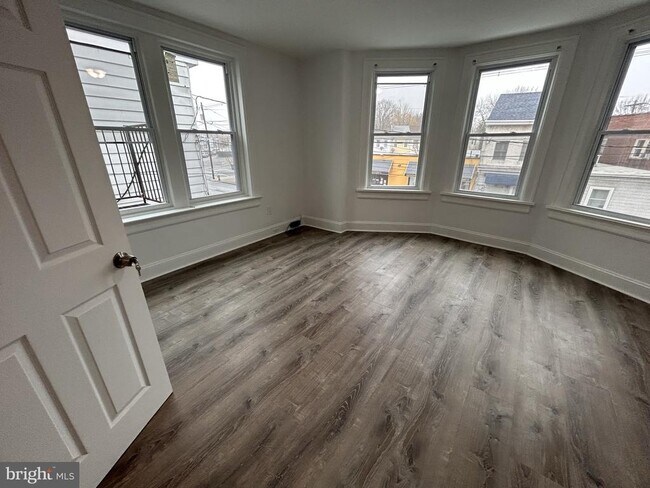 Building Photo - 1067 S Clinton Ave