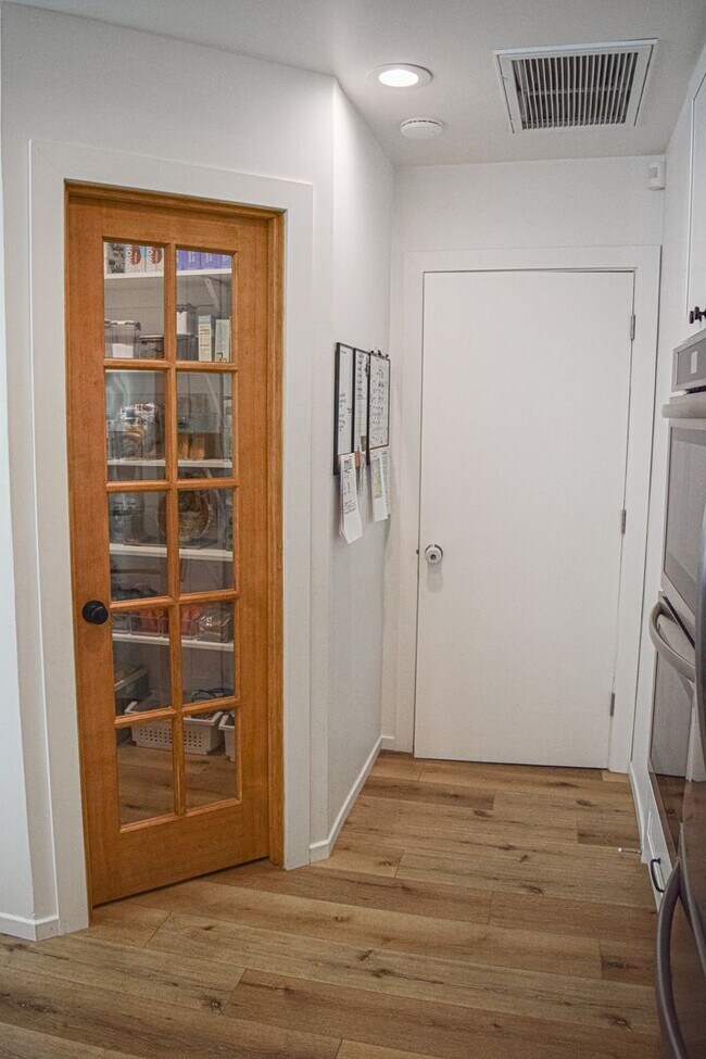 Building Photo - Semi furnished!