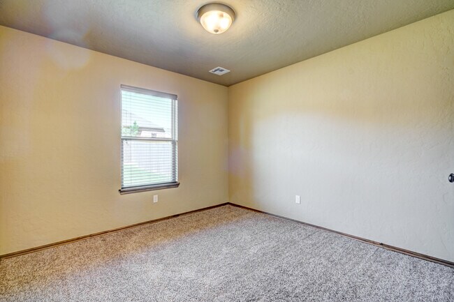 Building Photo - 1713 Pinewood Dr