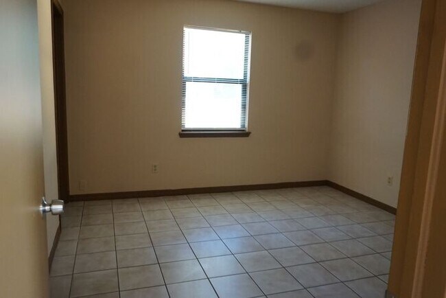 Building Photo - 2 bedroom 2 bathroom flat
