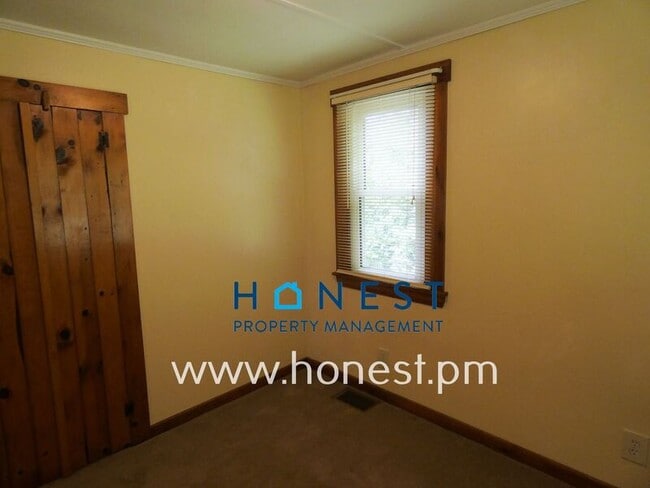 Building Photo - 523 Memorial Dr