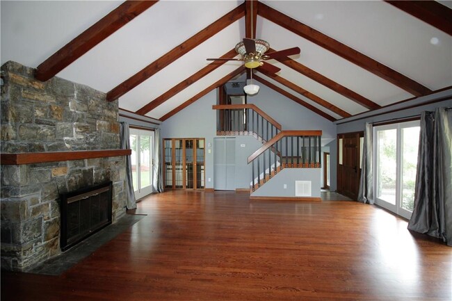 Building Photo - 7 Tamarack Rd