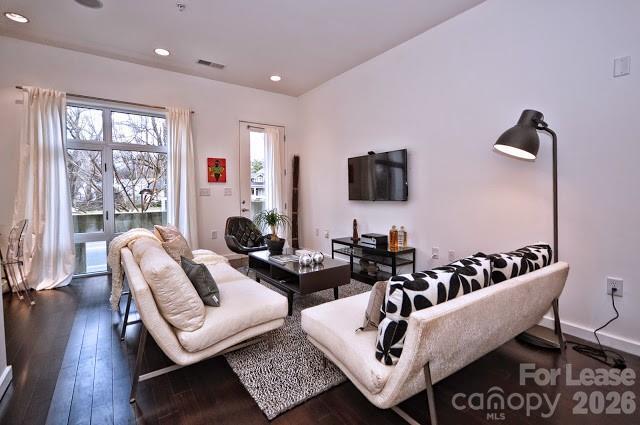 Building Photo - 318 Viburnum Way Ct