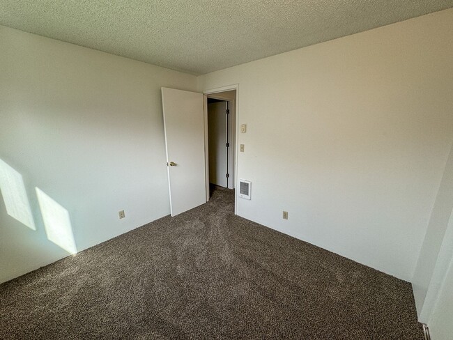 Building Photo - ANNETTE372-374