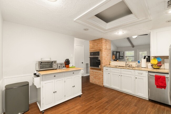 Building Photo - 9262 Friendship Rd