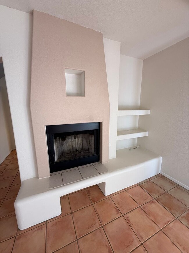 Building Photo - Beautiful 3 Bedroom/2.5 Bathroom Home Located off Roadrunner