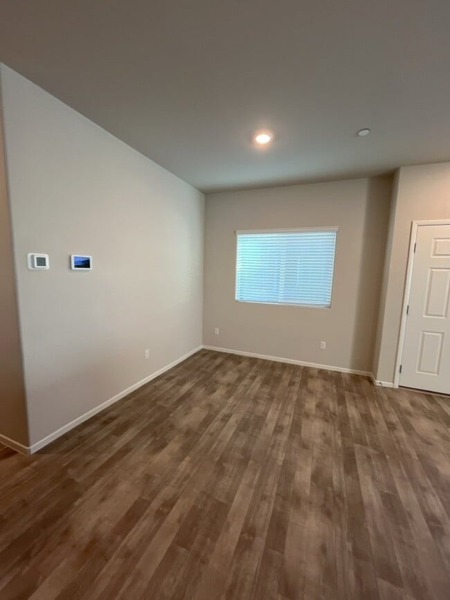 Building Photo - Beautiful 3 bedroom 3 bathroom townhome