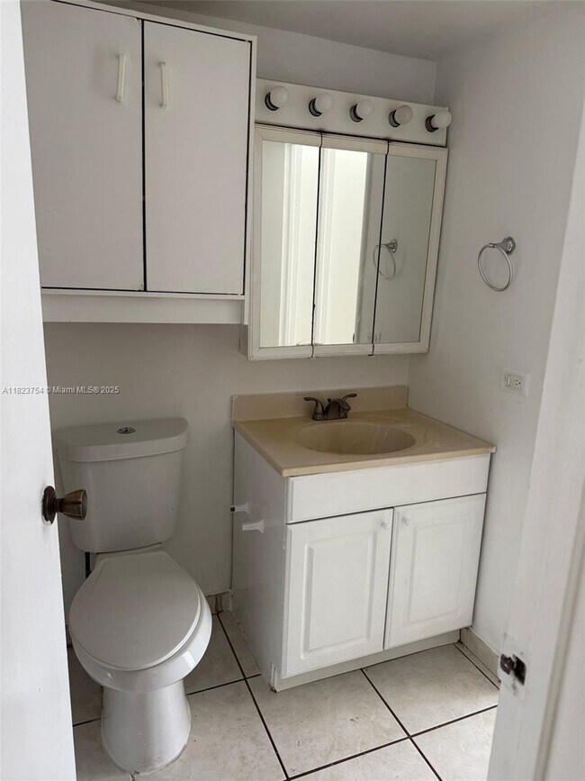 Building Photo - 16465 NE 22nd Ave